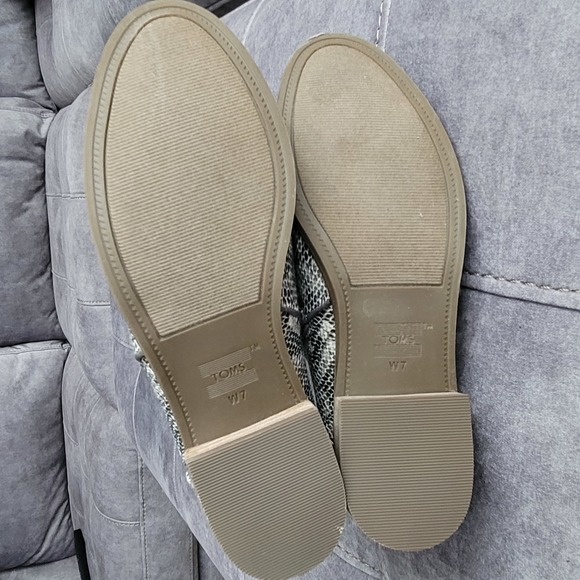 NEW TOMS Shaye Faux Snakeskin Shoes Size 7 - Picture 8 of 9